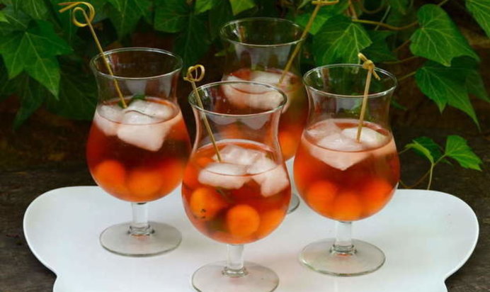 Коктейль с розовым вином и дыней