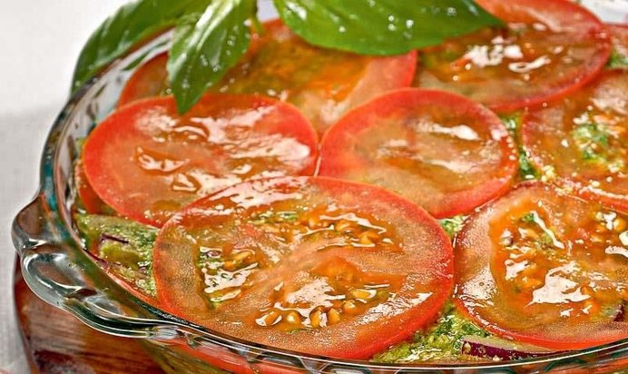 Салат из помидоров с песто