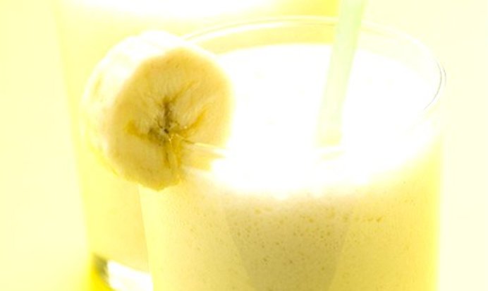 Молочный коктейль из бразильских орехов и банана