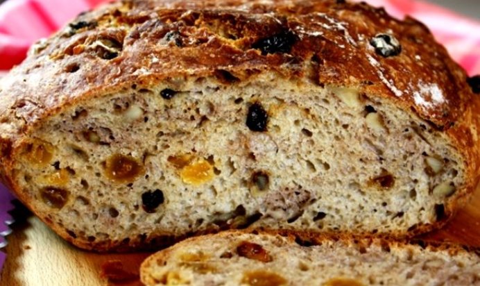 Хлеб с сухофруктами и орехами
