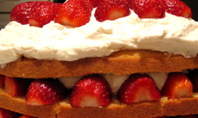 Ванильный торт со взбитыми сливками