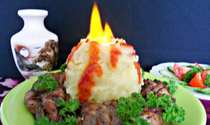 Картофельное пюре Вулкан с куриным шашлыком (способ подачи)