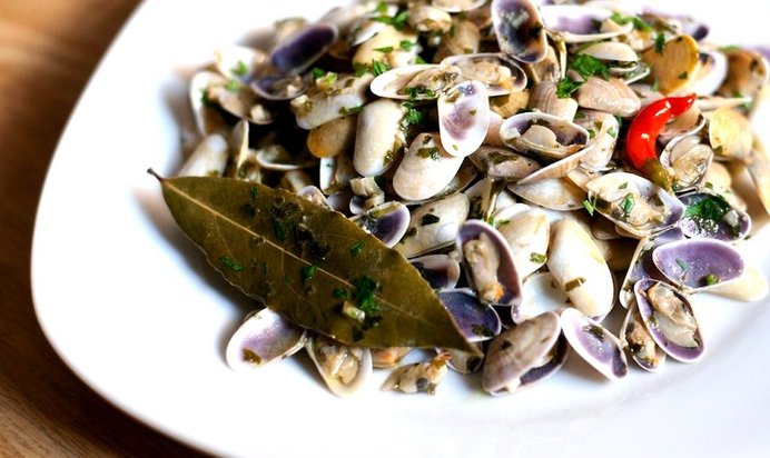 Ракушки теллины в чесночно-лимонном соусе с белым вином