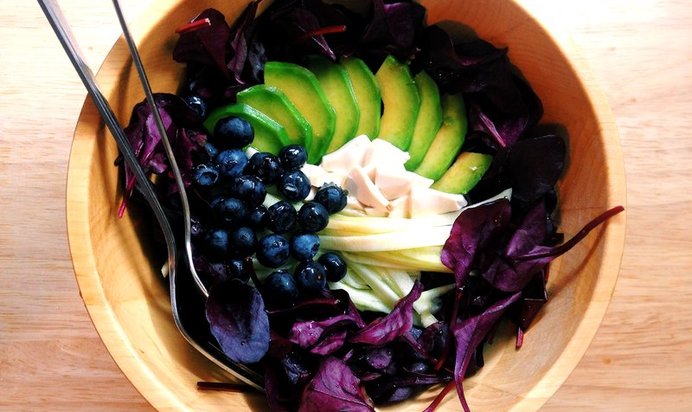 Салат из свекольных листьев, черники и тофу с заправкой из меда и соевого соуса