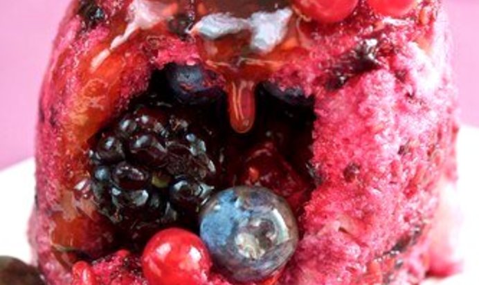 Летний хлебный пудинг с ягодами