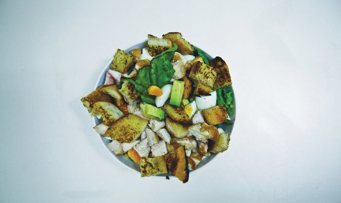 Салат с авокадо и чесночными гренками