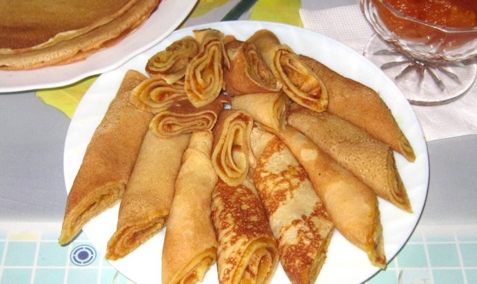 Блины с абрикосовым повидлом