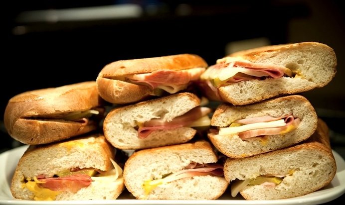 Сэндвич с ветчиной и сыром