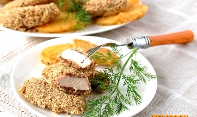 Куриная грудка в орехово-хлебной панировке