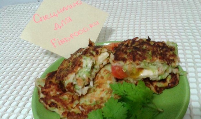 Кабачковые оладьи с начинкой из сыра и помидоров