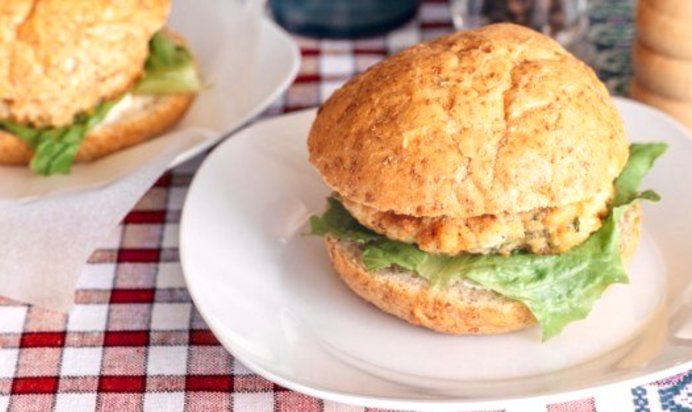 Гамбургеры с курицей, фетой и шпинатом