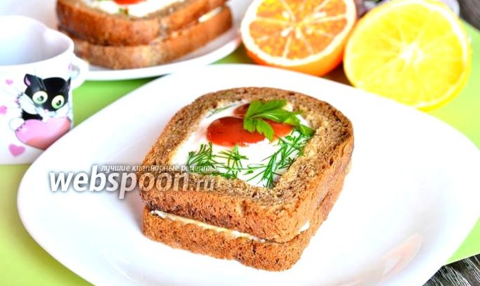 Бутерброд с яйцом и сметанно-грибным соусом