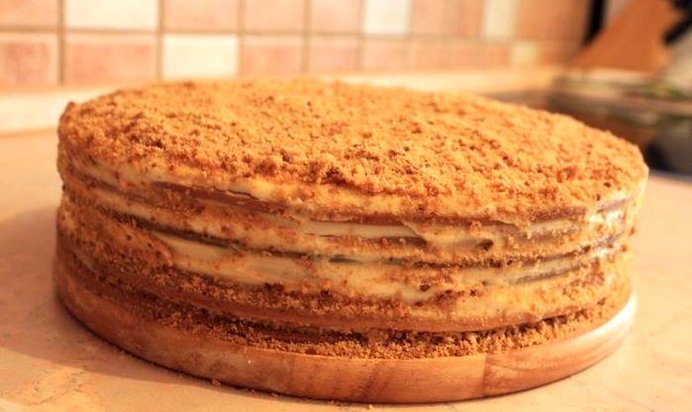 Торт «Медовик» с кремом из сгущенного молока