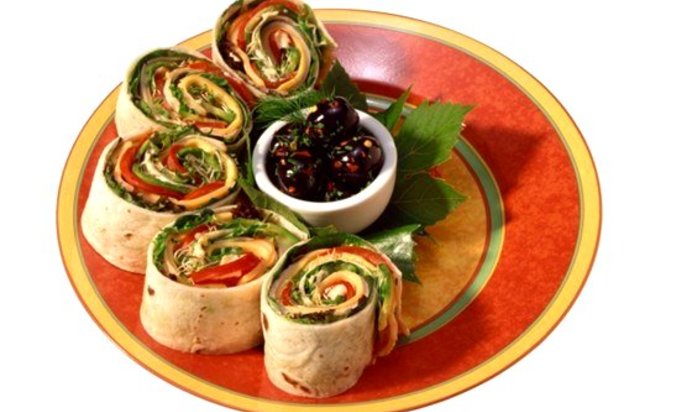 Роллы с тунцом, шпинатом и морковью