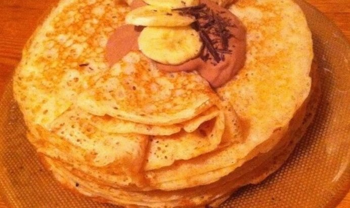 Дрожжевые блины с шоколадно-банановым кремом