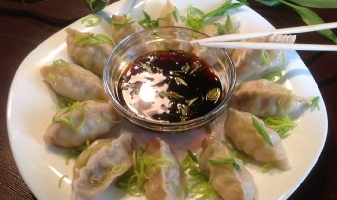 Китайские пельмени со свининой и капустой