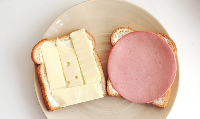 Бутерброды с колбасой и сыром