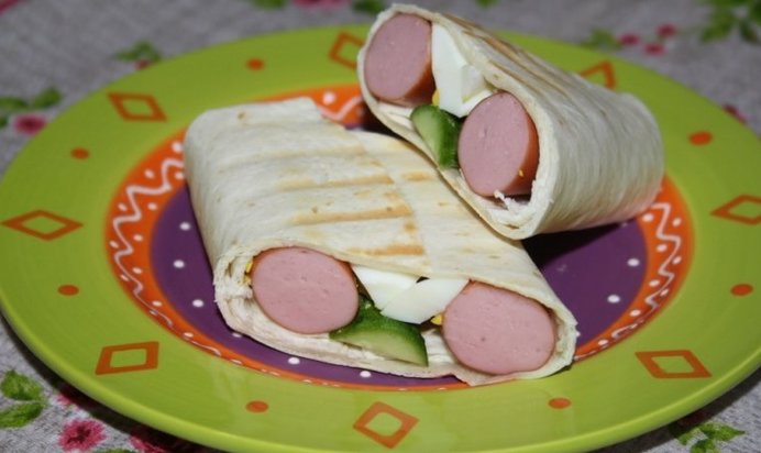 Тортильи с сосиской и яйцом (идея легкого перекуса для детей)