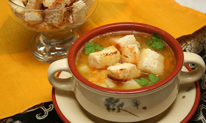 Гороховый суп с копченостями и гренками