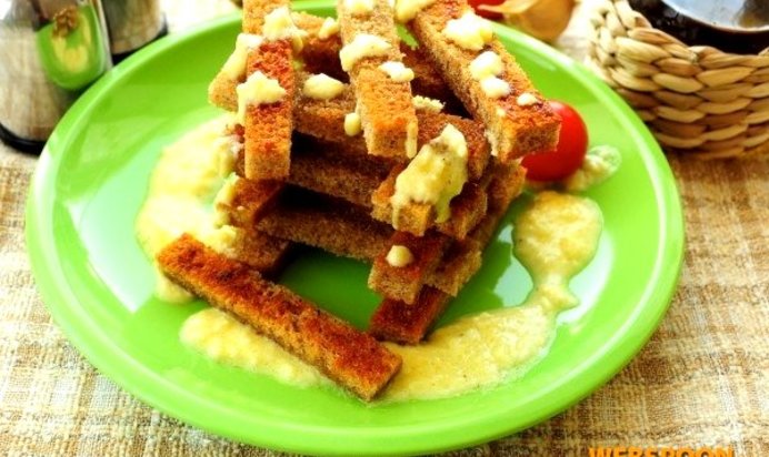 Гренки с чесночным соусом