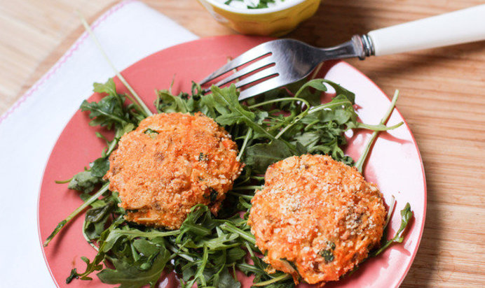 Оладьи из лосося с морковью и миндалем