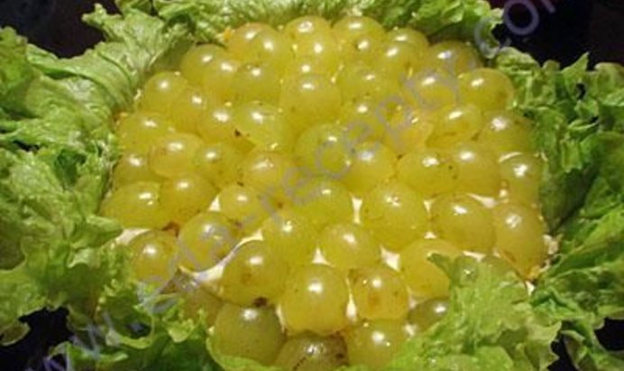 Салат Тиффани с виноградом орехами и курицей