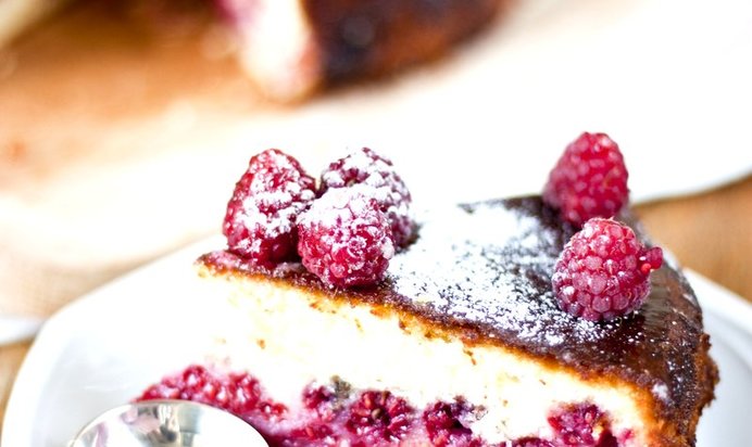 Лаймовый кекс со свежей малиной