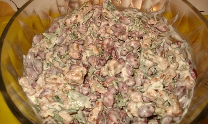 Салат из красной фасоли с сухариками
