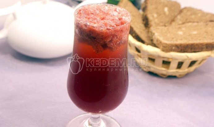 Коктейль с красным вином и клубникой