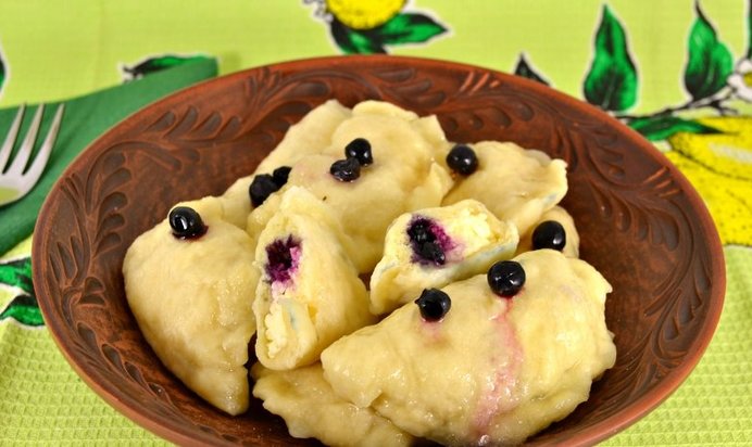Вареники с творогом и черникой