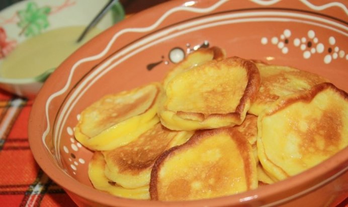 Солнечные оладьи на питьевом йогурте с кусочками фруктов