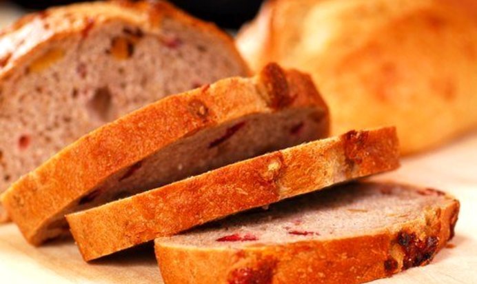 Клубничный хлеб с орехами