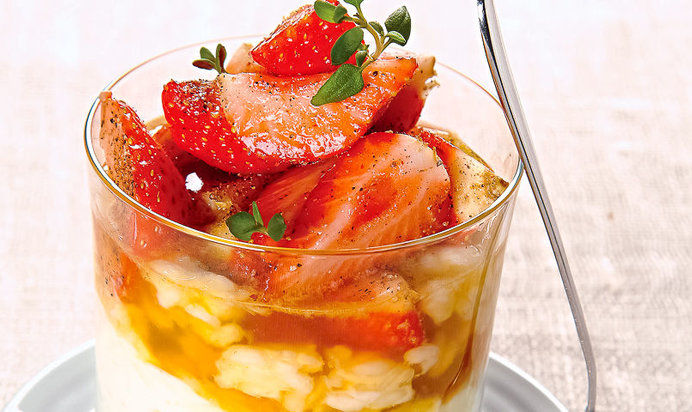 Рисовый пудинг с апельсиновым сиропом и клубникой