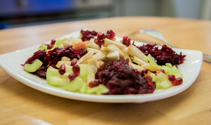 Зимний салат со свеклой и сельдереем