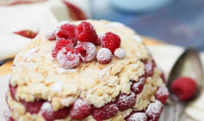 Торт с ряженкой и малиной