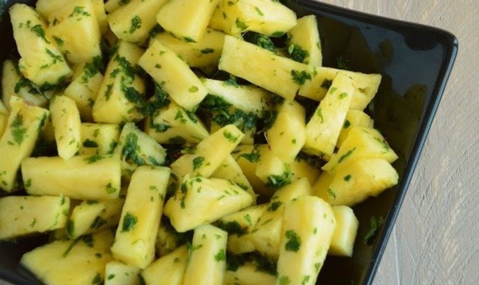 Ананасовый салат с кориандром и мятой