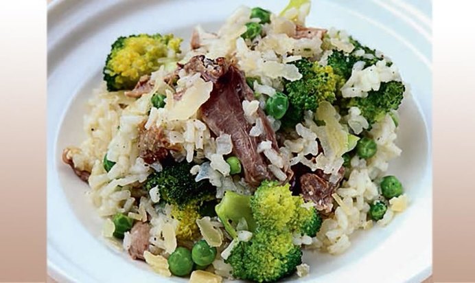 Ризотто с запеченной цесаркой и зелеными овощами