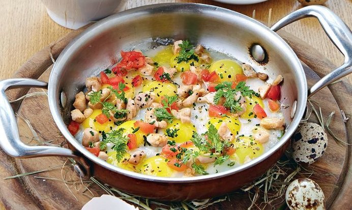 Яичница из перепелиных яиц с перепелкой