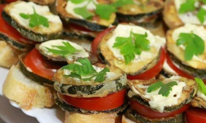 Бутерброды с кабачками и помидорами