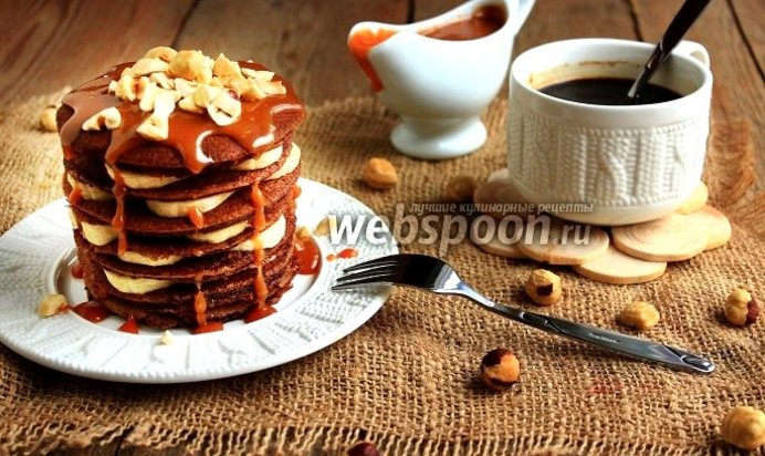 Шоколадно-ржаные блинчики с карамельным соусом
