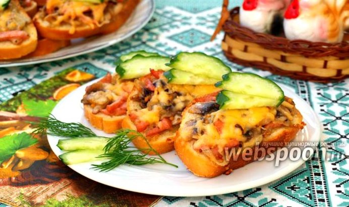 Горячие бутерброды с колбасой и шампиньонами