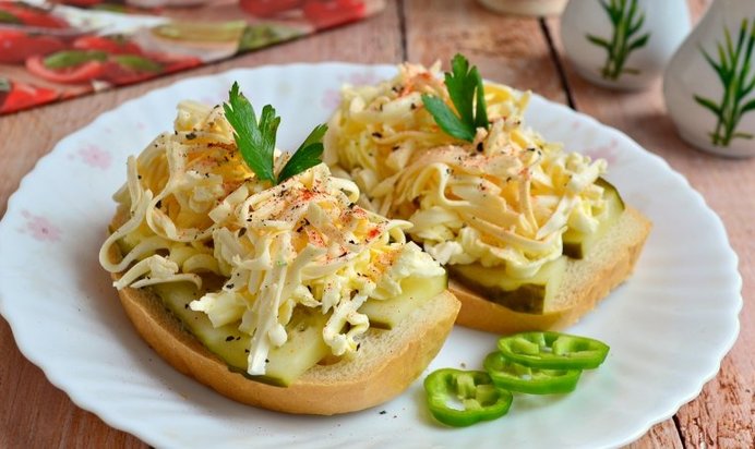 Бутерброды с огурцом, маслом и плавленным сыром