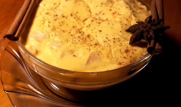 Творожная запеканка с яблоком и черносливом