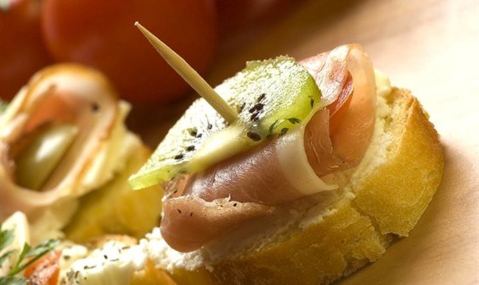 Хлебцы с киви и ветчиной