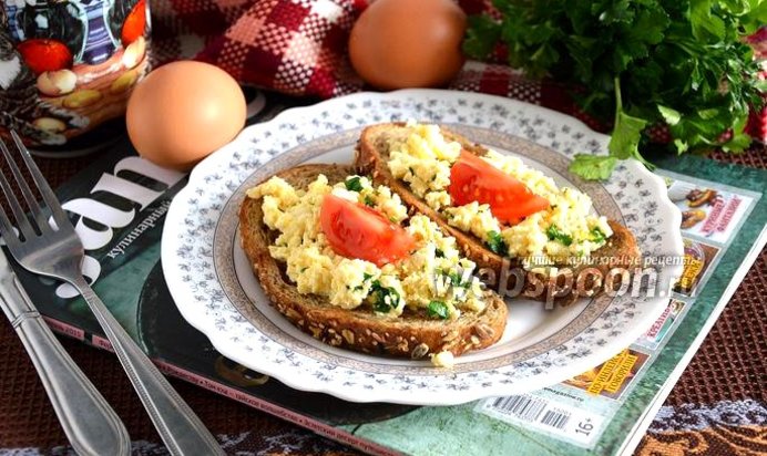 Тосты с омлетом и сербской брынзой