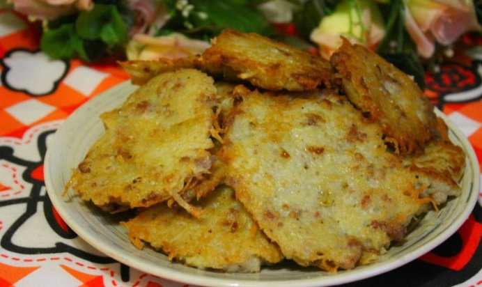 Картофельные оладьи с мясным фаршем и жареным луком