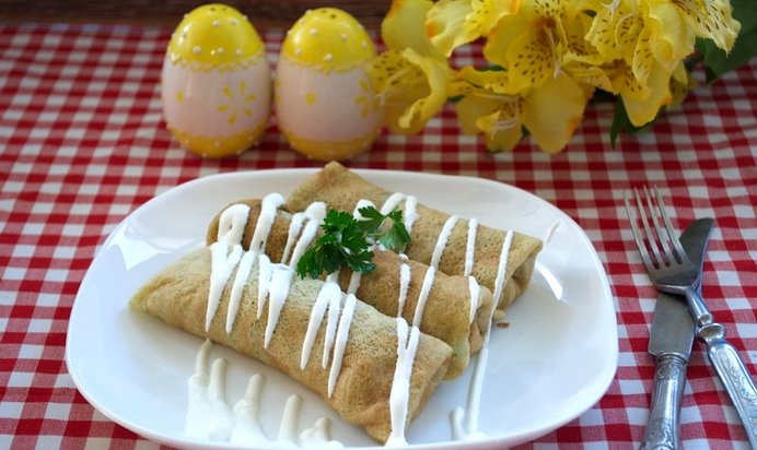 Блинчики со шпинатом, беконом и грибами