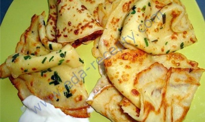 Тонкие блинчики с соленым творогом