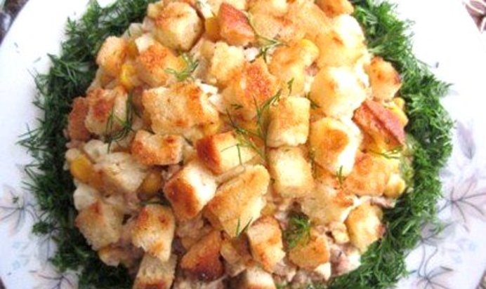 Салат из печени трески с гренками