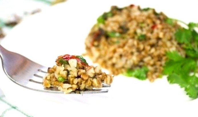 Гречневая каша со шпинатом и перцем чили